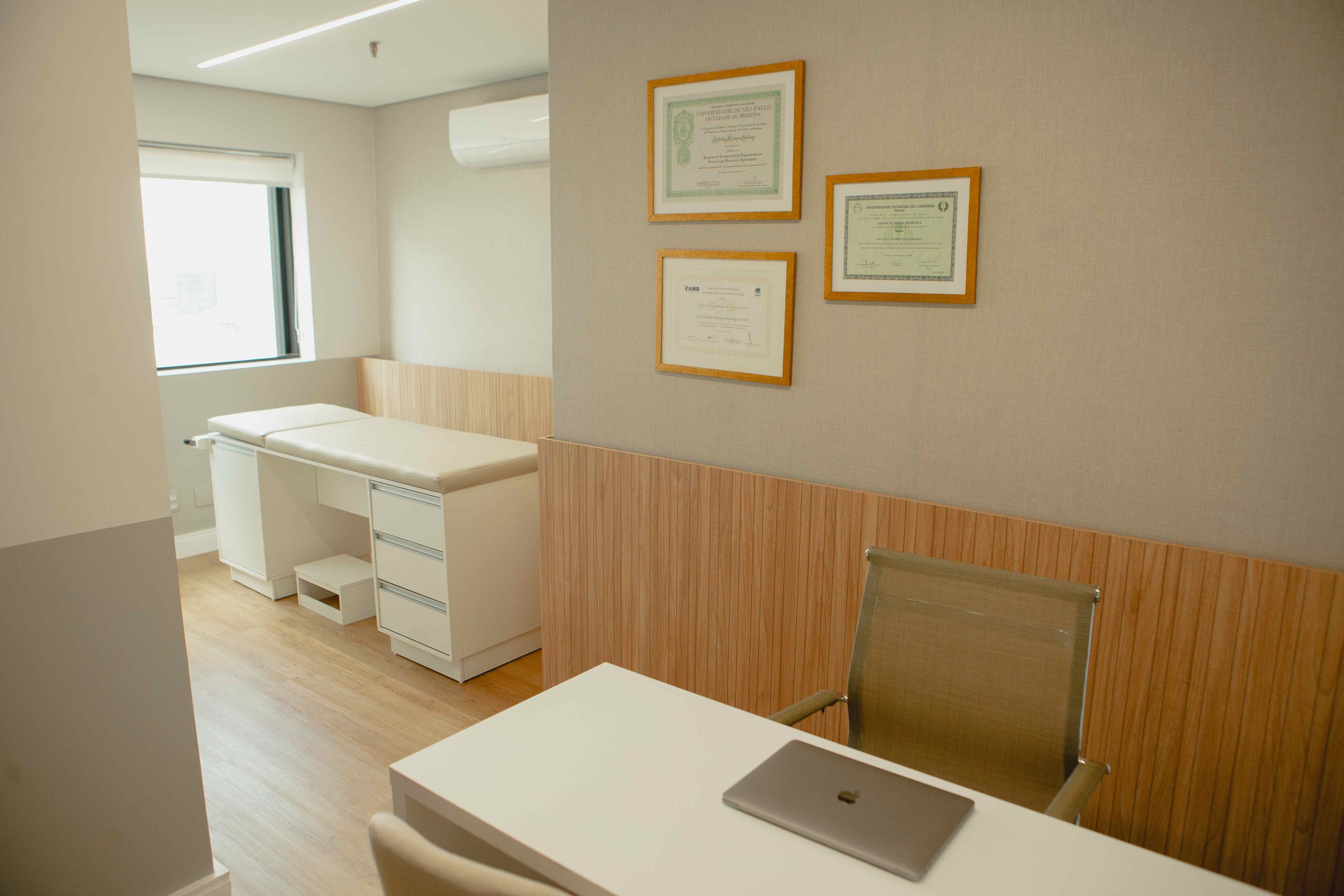 Consultório médico com certificados